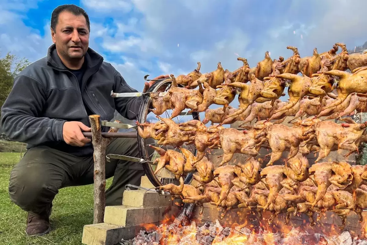 (ویدئو) غذای روستایی؛ کباب کردن 30 جوجه روی ذغال توسط آشپز مشهور آذربایجانی