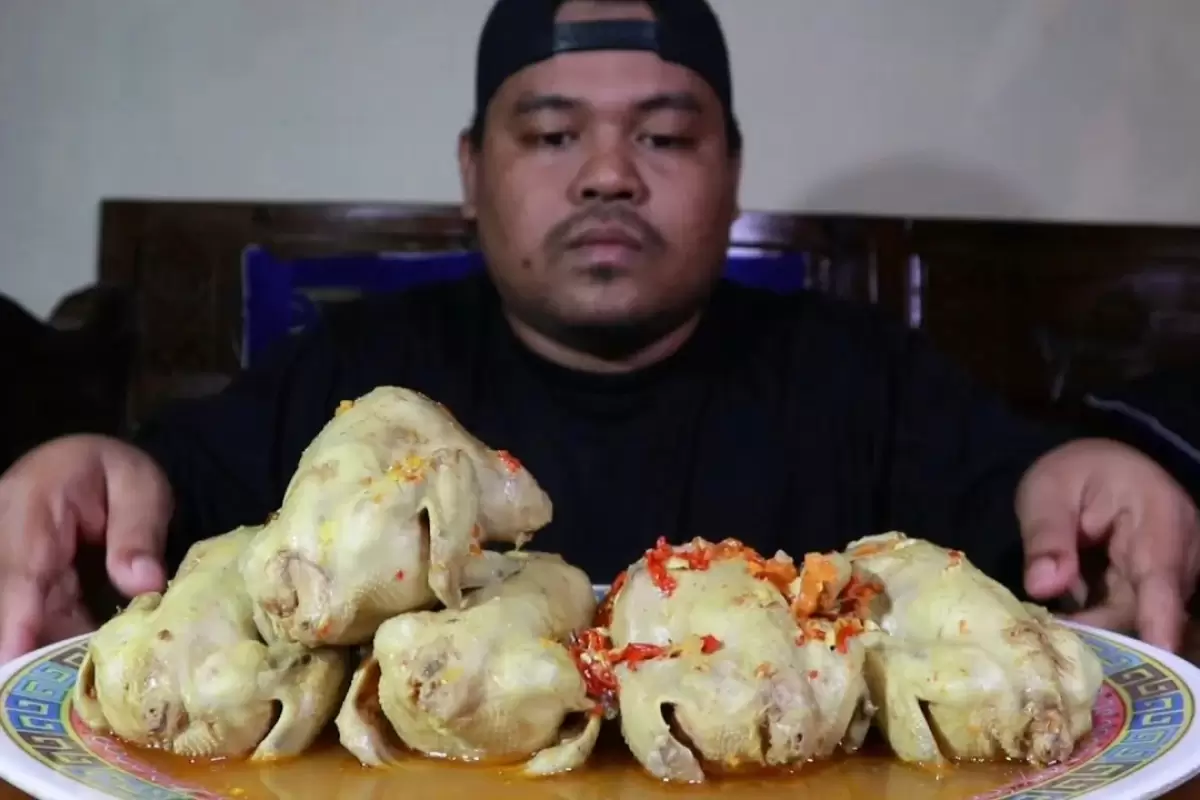 (ویدئو) غذا خوردن با صدا؛ جوان اندونزیایی 5 مرغ یک کیلوگرمی را در 26 دقیقه خورد!