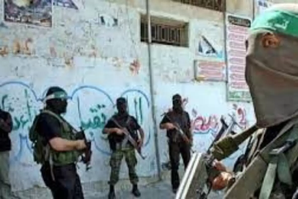 ببینید | کمین شبانه نیروهای حماس سر راه کاروان ارتش اسرائیل؛ شلیک موشک کورنت به سمت تانک اسرائیلی