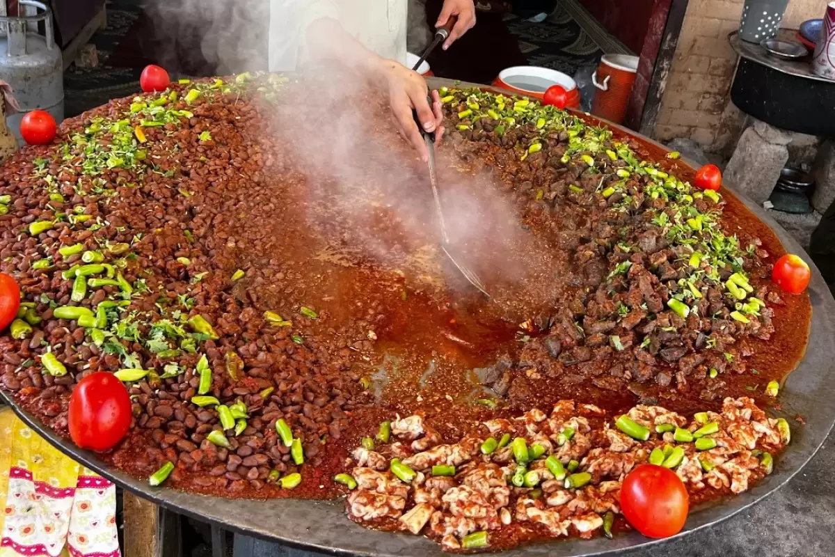 (ویدئو) غذای خیابانی؛ طبخ 15 کیلوگرم دل و جگر سرخ شده در پیشاور پاکستان