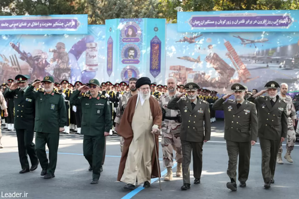 تصاویری از حضور رهبر انقلاب در دانشگاه افسری امام علی (ع) و احترام نظامی فرماندهان ارشد