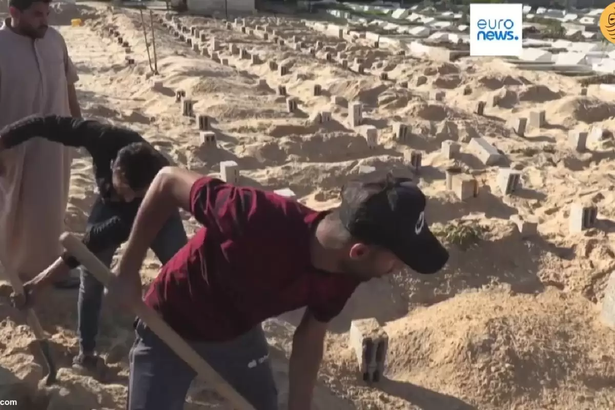 (ویدئو) دفن فلسطینی‌ها در گور‌های دسته جمعی؛ اکثر اجساد ناشناس هستند