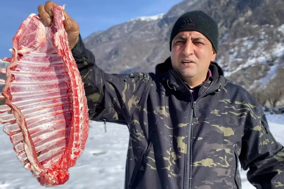 (ویدئو) غذای روستایی؛ کباب کردن 3.5 کیلوگرم دنده گوسفندی توسط آشپز مشهور آذربایجانی
