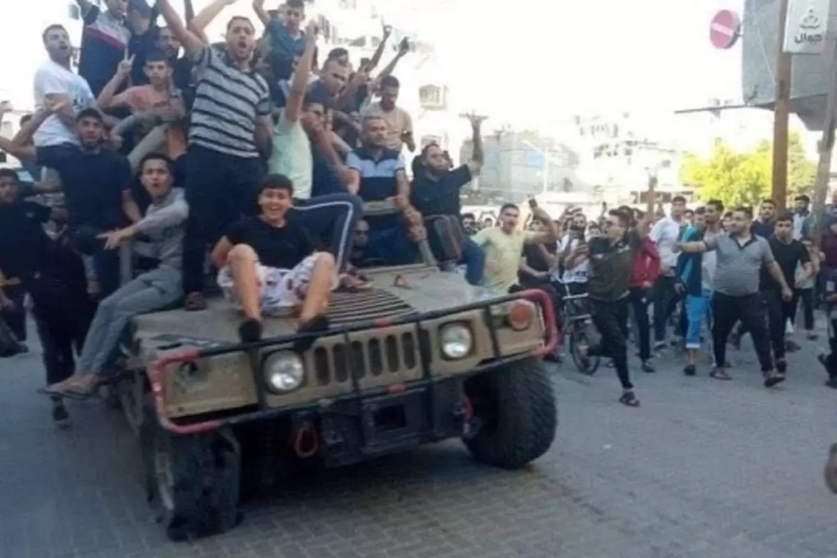 (ویدئو) خودروی نظامی اسرائیلی به دست مردم فلسطین افتاد
