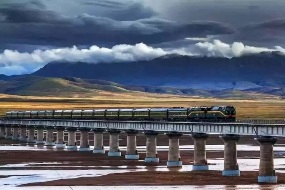 ببینید | عبور از ترسناک‌ترین و مرتفع‌ترین پل راه‌آهن در چین