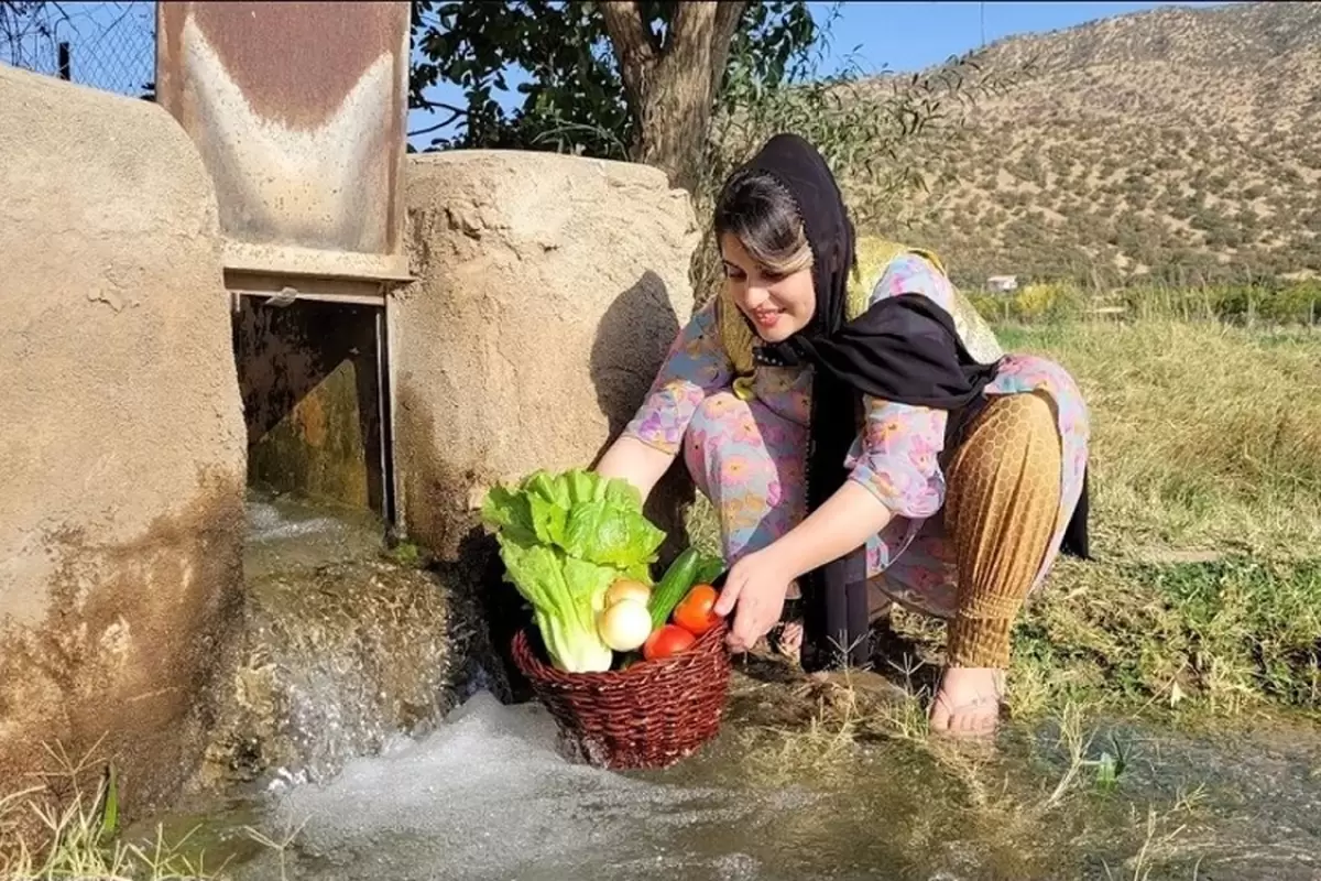 (ویدئو) غذای روستایی؛ پخت چلو مرغ ذغالی به سبک کدبانوی روستایی کردستانی