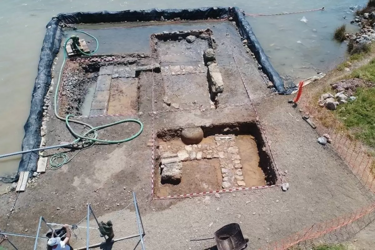 یک ساختمان باستانی در سواحل یونان از زیر آب بیرون آمد