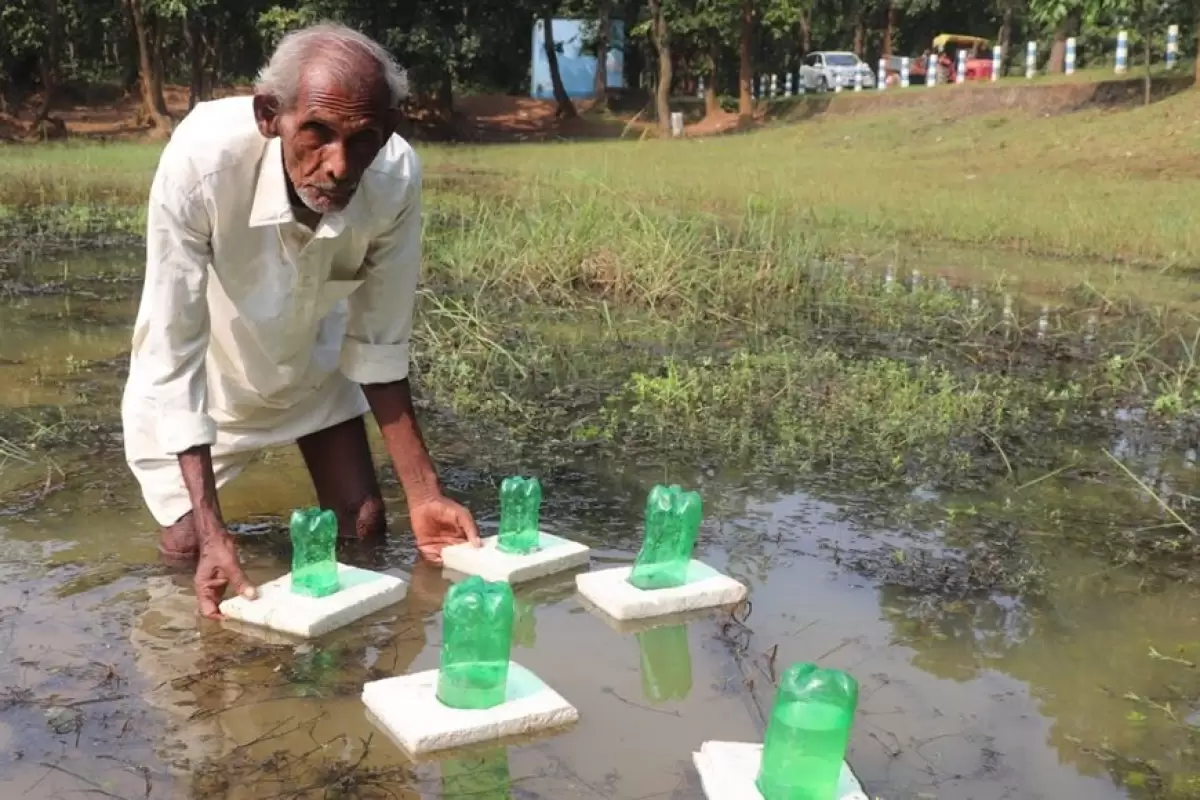 (ویدئو) ساخت یک تله بسیار جالب برای صید ماهی با بطری پلاستیکی توسط پیرمرد روستایی هندی