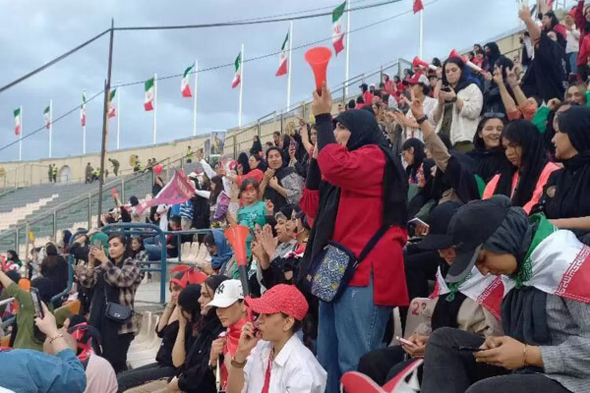ببینید | شور و حال تماشاگران زن پرسپولیس در ورزشگاه آزادی