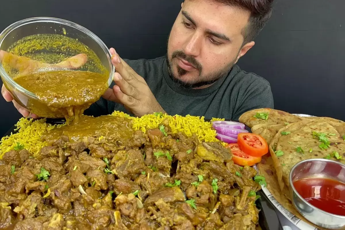 (ویدئو) خوردن تماشایی 3 کیلوگرم چلو گوشت توسط یک چهره مشهور پاکستانی