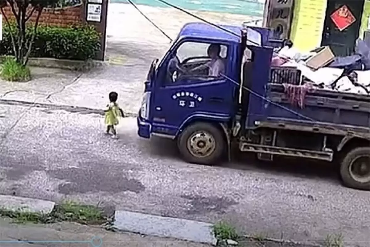 ببینید | نجات معجزه‌آسای کودک نوپا از زیر کامیون حمل زباله