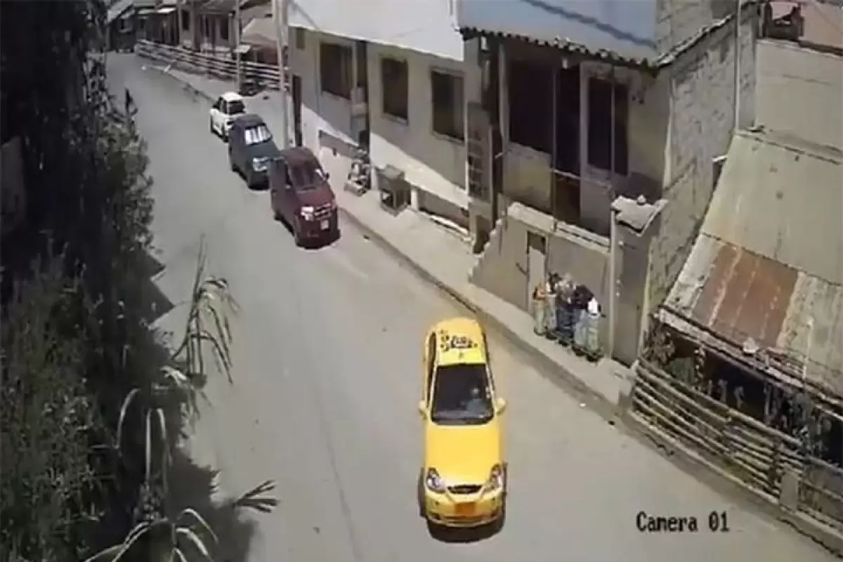 ببینید | واکنش متفاوت موتورسوار پس از تصادف با یک تاکسی