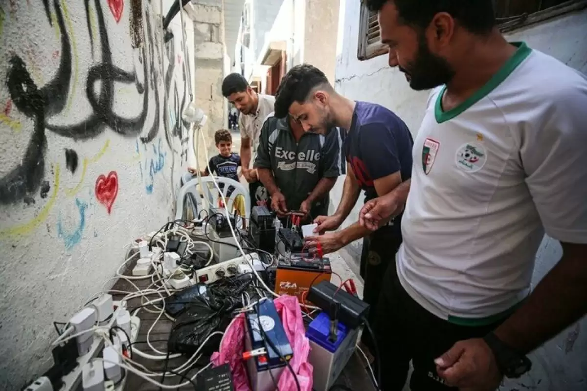ببینید | صف طولانی شارژ موبایل در نوار غزه!