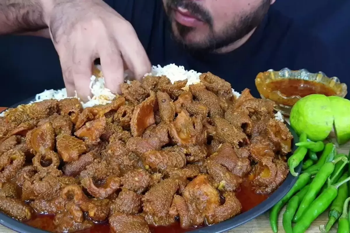 (ویدئو) غذا خوردن با صدا؛ خوردن 4.5 کیلوگرم پلو سیرابی به سبک جوان مشهور پاکستانی