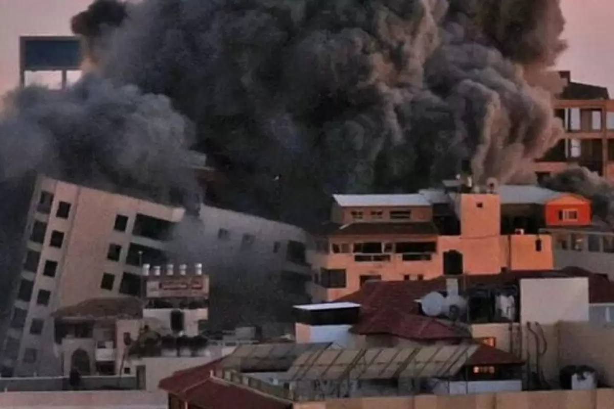 ببینید | تخریب بالای راکت‌‎های حماس در لحظه برخورد به یک ساختمان در جنوب اسرائیل