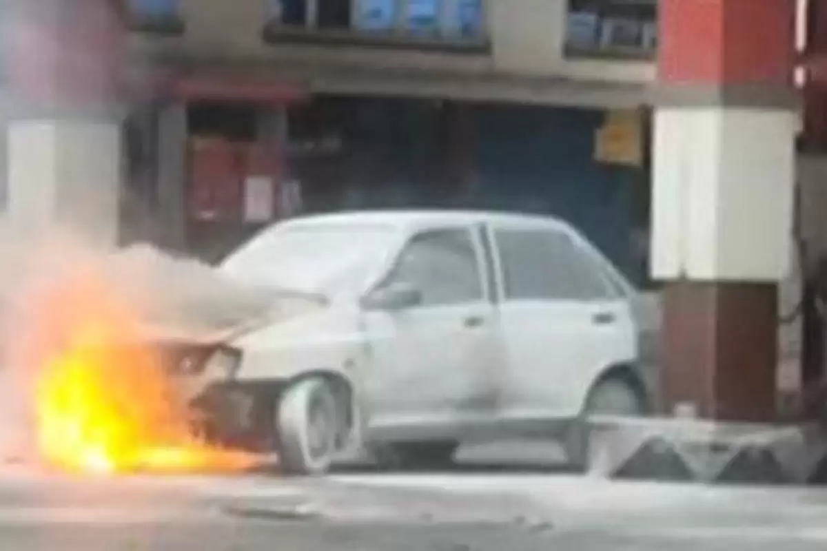( ویدیو) اولین تصاویر از آتش‌سوزی هولناک پراید داخل پمپ بنزین در مشهد