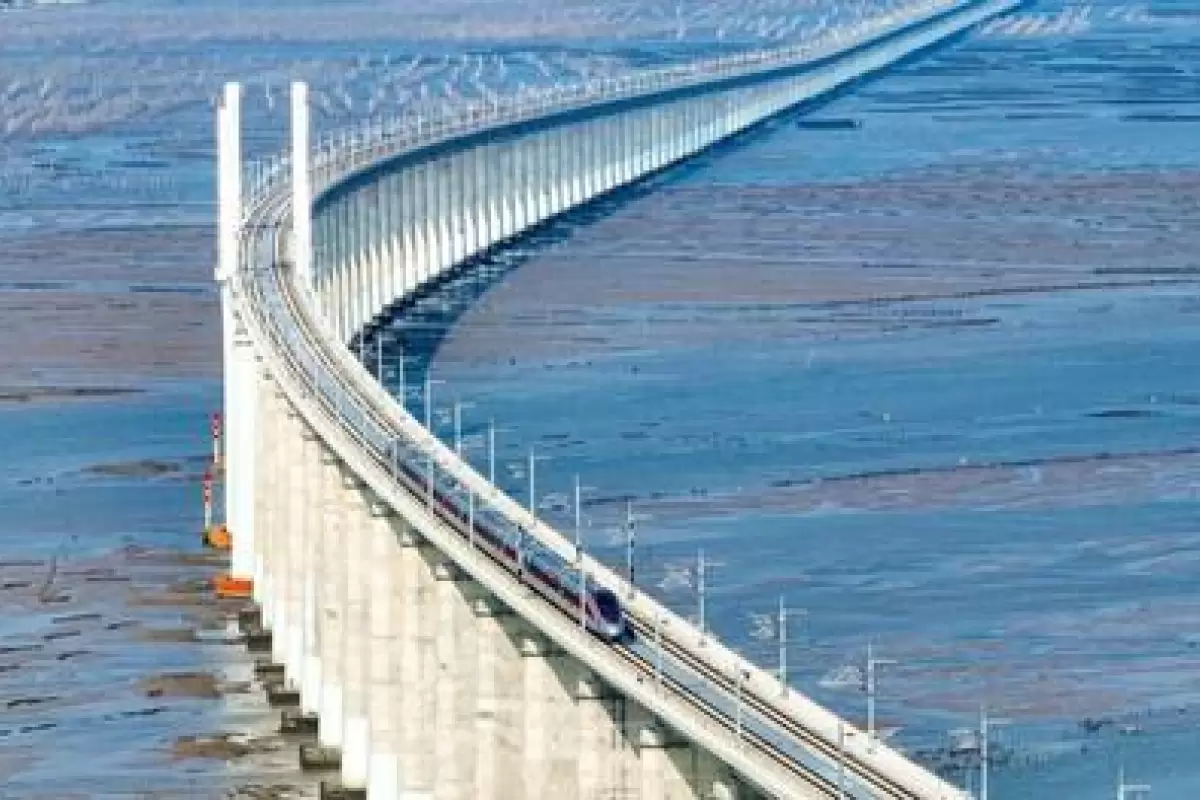 ( ویدیو) ببینید چین یک قطار فوق سریع افتتاح کرد؛ ریل آن از روی دریا عبور می‌کند