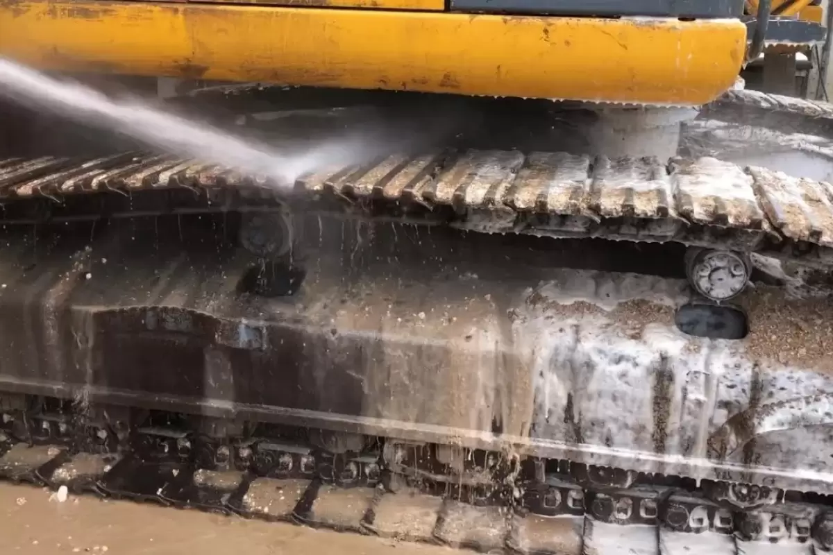 (ویدئو) فرآیند چالش برانگیز شست و شوی یک بیل مکانیکی کثیف در کارواش