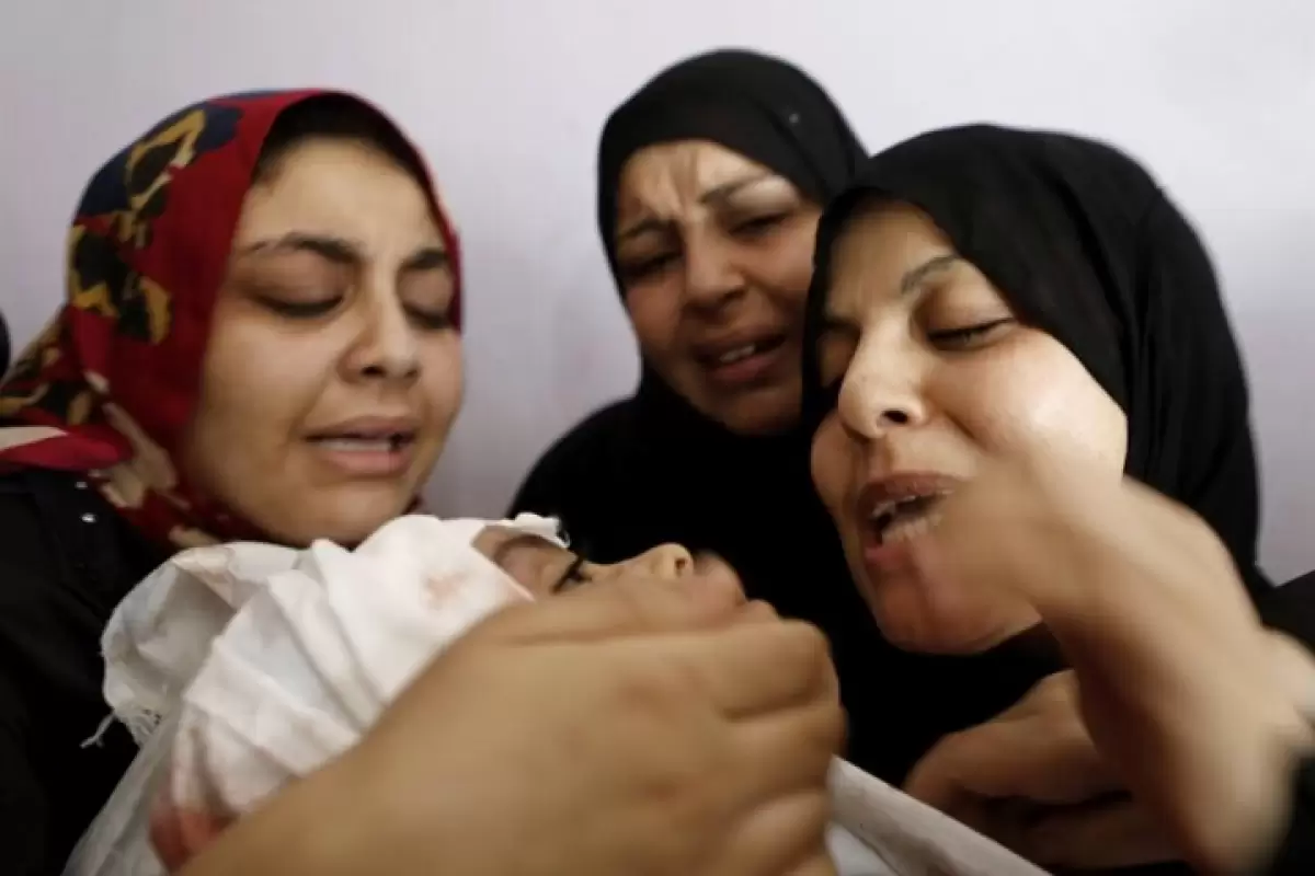 ببینید | قصه تلخ مادر فلسطینی از ناکامی در خارج کردن دو کودک زنده‌اش از زیر آوار