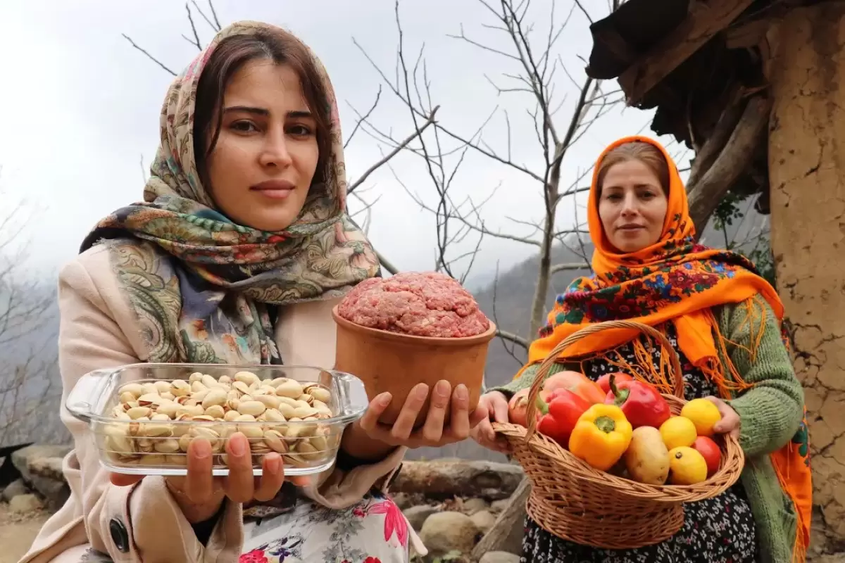(ویدئو) غذای روستایی؛ طبخ جالب پسته پلو با کباب تابه ای توسط خانواده روستایی آستارایی