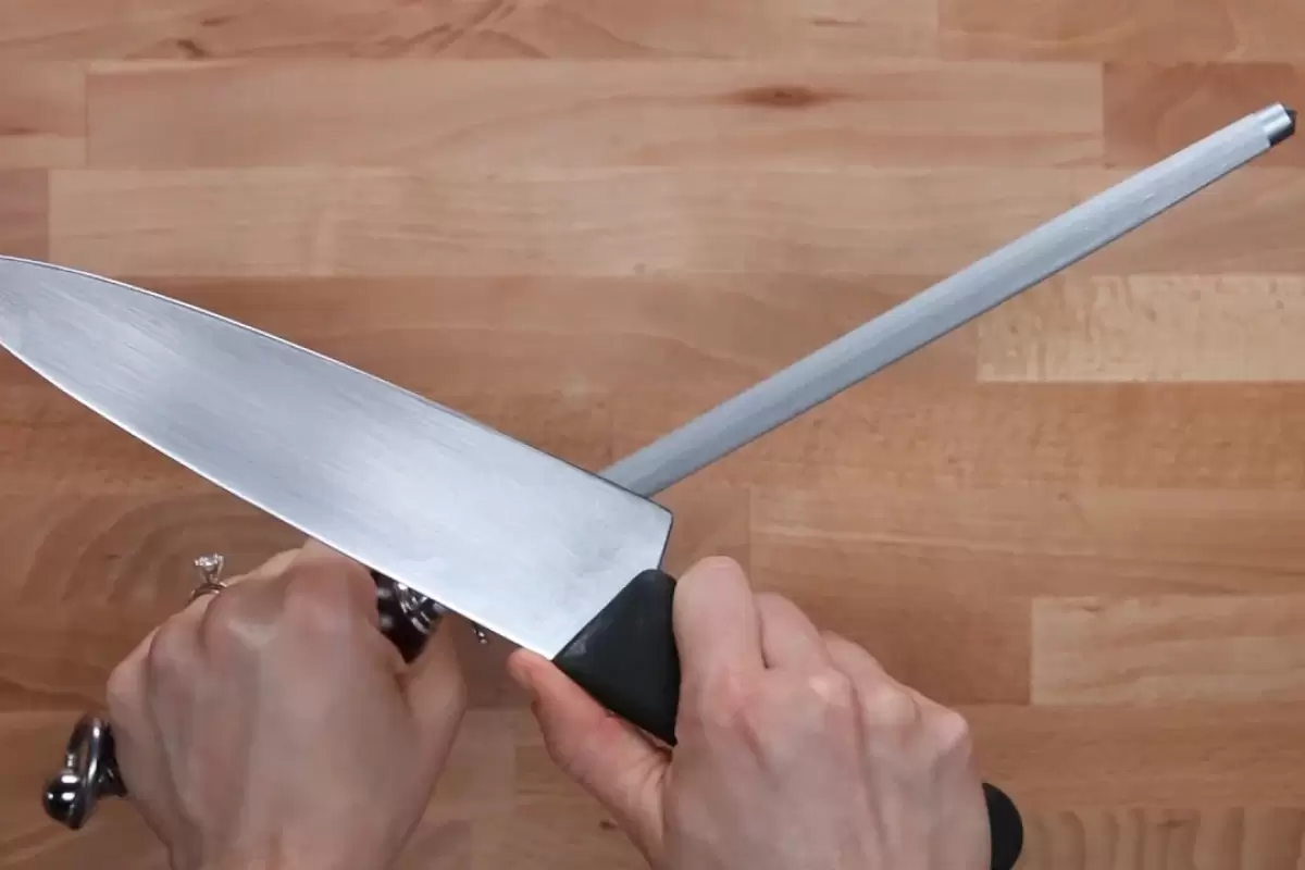(ویدئو) با این روش ساده و راحت چاقوها را مثل آب خوردن تیز کنید