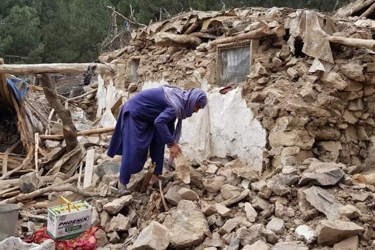 (ویدئو) افغان‌ها به دنبال اهالی خانواده خود زیر آوار‌های زلزله
