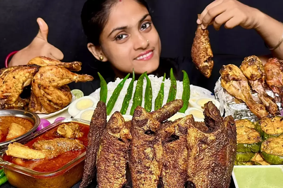(ویدئو) دختر مشهور هندی 7 کیلوگرم ماهی، مرغ، گوشت و تخم مرغ پخته را در 21 دقیقه خورد!