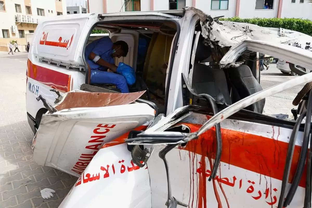 ببینید | حاوی تصاویر دلخراش؛ برخورد راکت اسرائیلی با خودرو آمبولانس در غزه