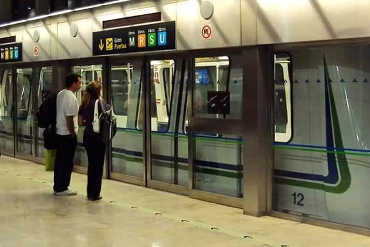 (ویدئو) سقوط هولناک یک زن حواس پرت روی ریل مترو
