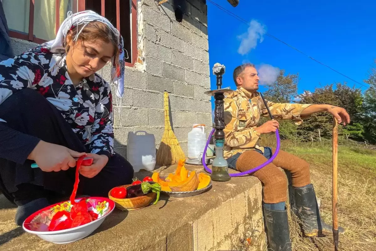 (ویدئو) طبخ غذای متفاوت با کدو، بادمجان و گوجه توسط یک بانوی روستایی در سوادکوه