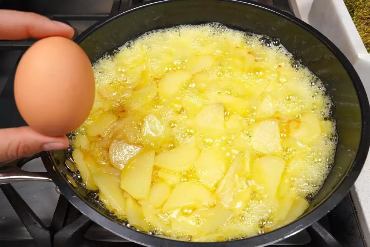 (ویدئو) اسپانیایی ها سیب زمینی تخم مرغ را به این شکل طبخ می کنند