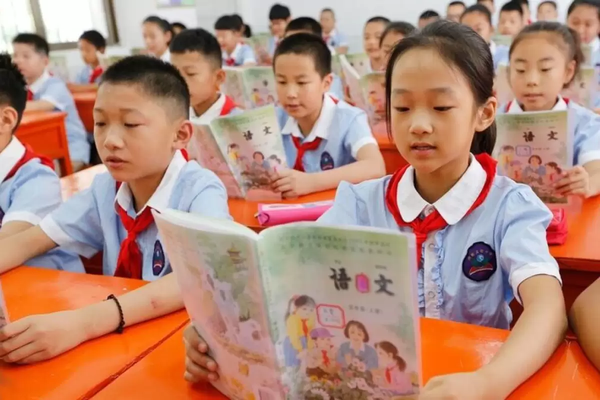 ببینید | ‏حرکت جالب در مدارس چین؛ فراهم کردن امکان چُرت زدن برای دانش‌آموزان!