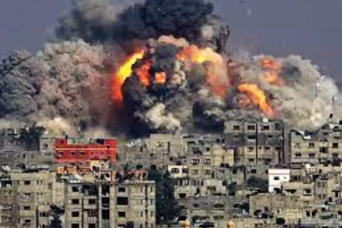 ببینید | لحظه فرو ریختن برج فلسطین در پی حملات هوایی جنگنده‌های اسرائیل