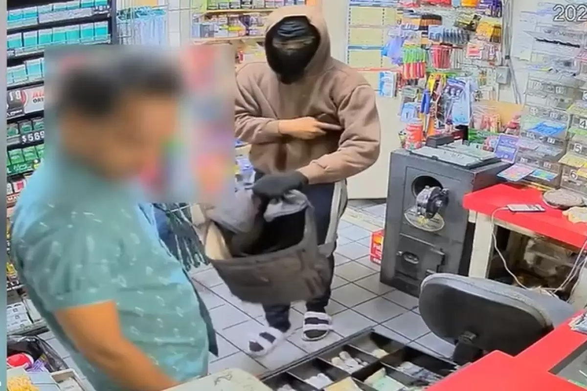 (ویدئو) سرقت از فروشگاه مواد غذایی با تهدید اسلحه