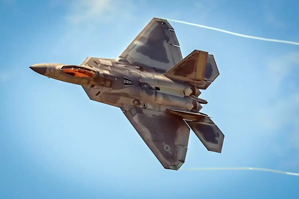 (ویدیو) مهارت فوق‌العاده خلبان جنگنده F22 آمریکا؛ دستی‌کشی وسط آسمان!