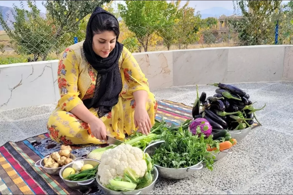 (ویدئو) مهارت دختر روستایی کردستانی در آماده کردن ترشی؛ برداشت بادمجان از مزرعه