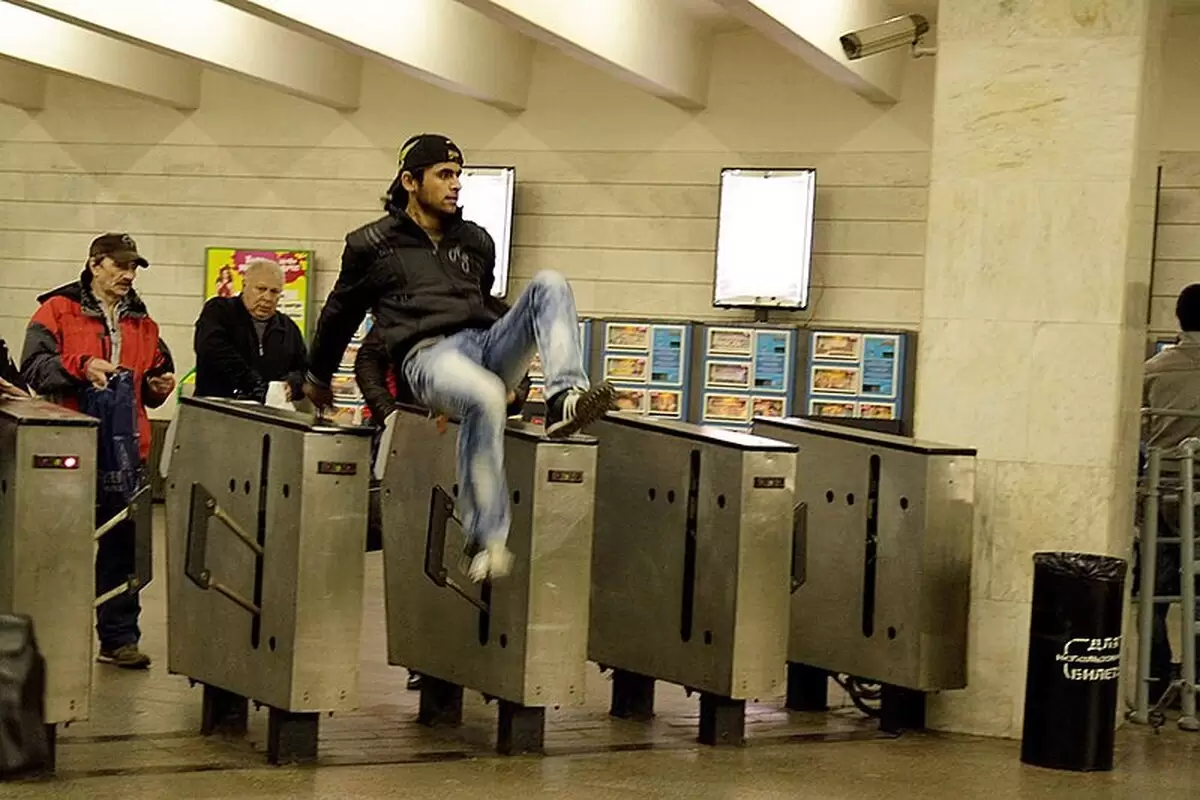 (ویدیو) عاقبت دردناک مردی که از بلیت مترو فرار کرد!