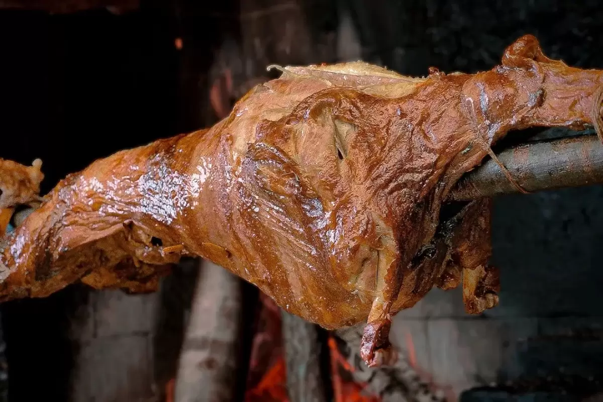 (ویدئو) غذای خیابانی؛ مشهورترین کباب تنوری استانبول را این آشپز مشهور تهیه می کند