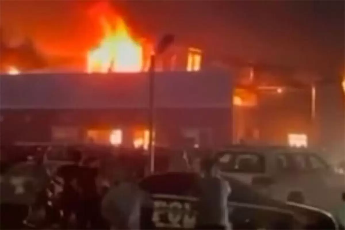 ببینید | آتش‌سوزی مهیب در کارخانه‌ موتورسیکلت سازی در بناب
