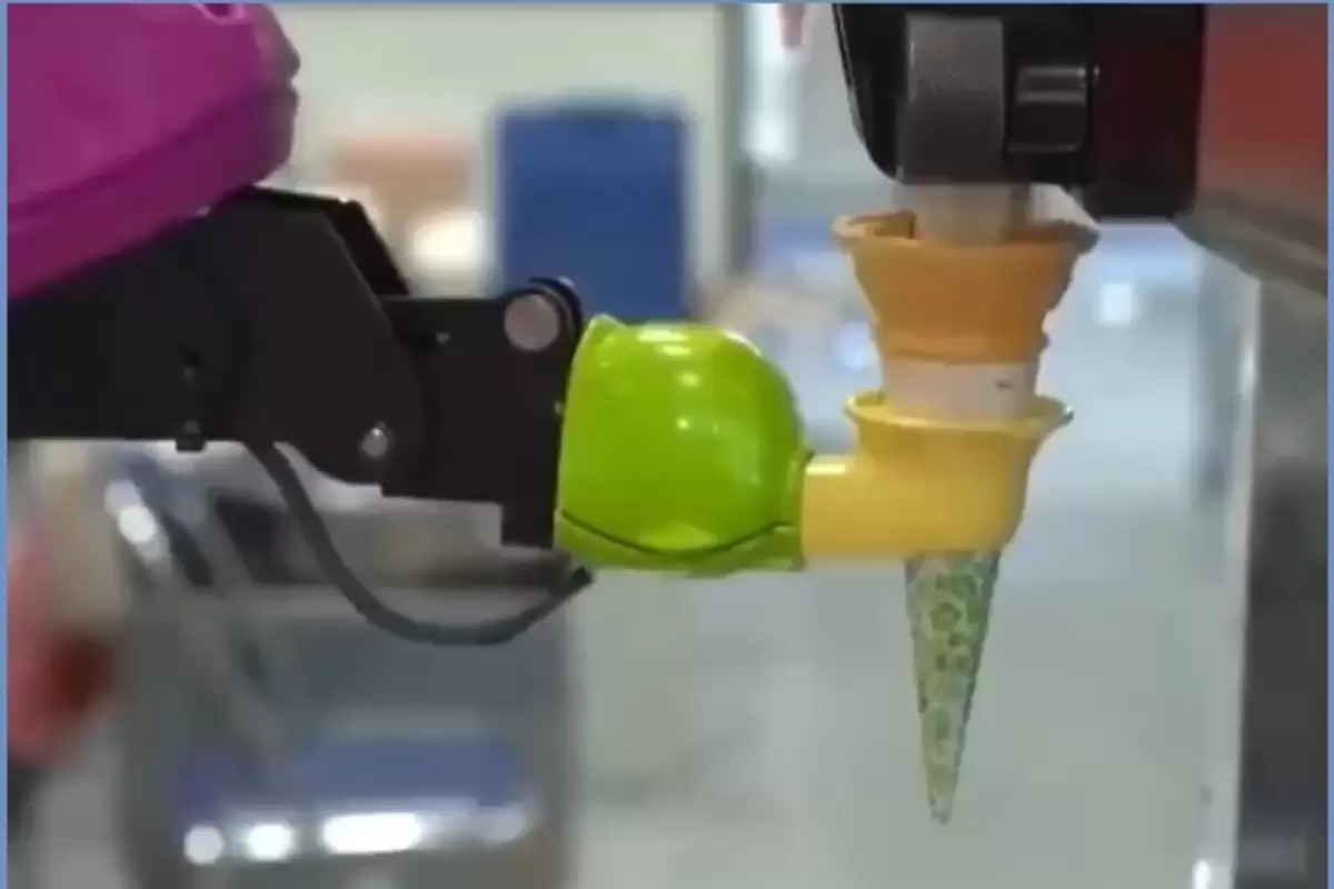 (ویدئو) رونمایی یک شرکت رباتیک از ربات بستنی‌فروش!