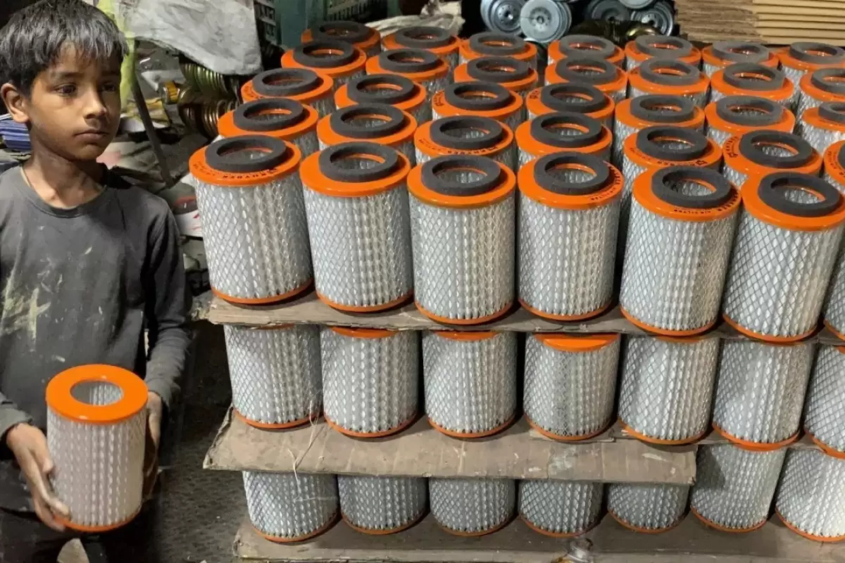 (ویدئو) فرآیند شگفت انگیز ساخت فیلتر هوای خودرو در یک کارگاه کوچک در پاکستان