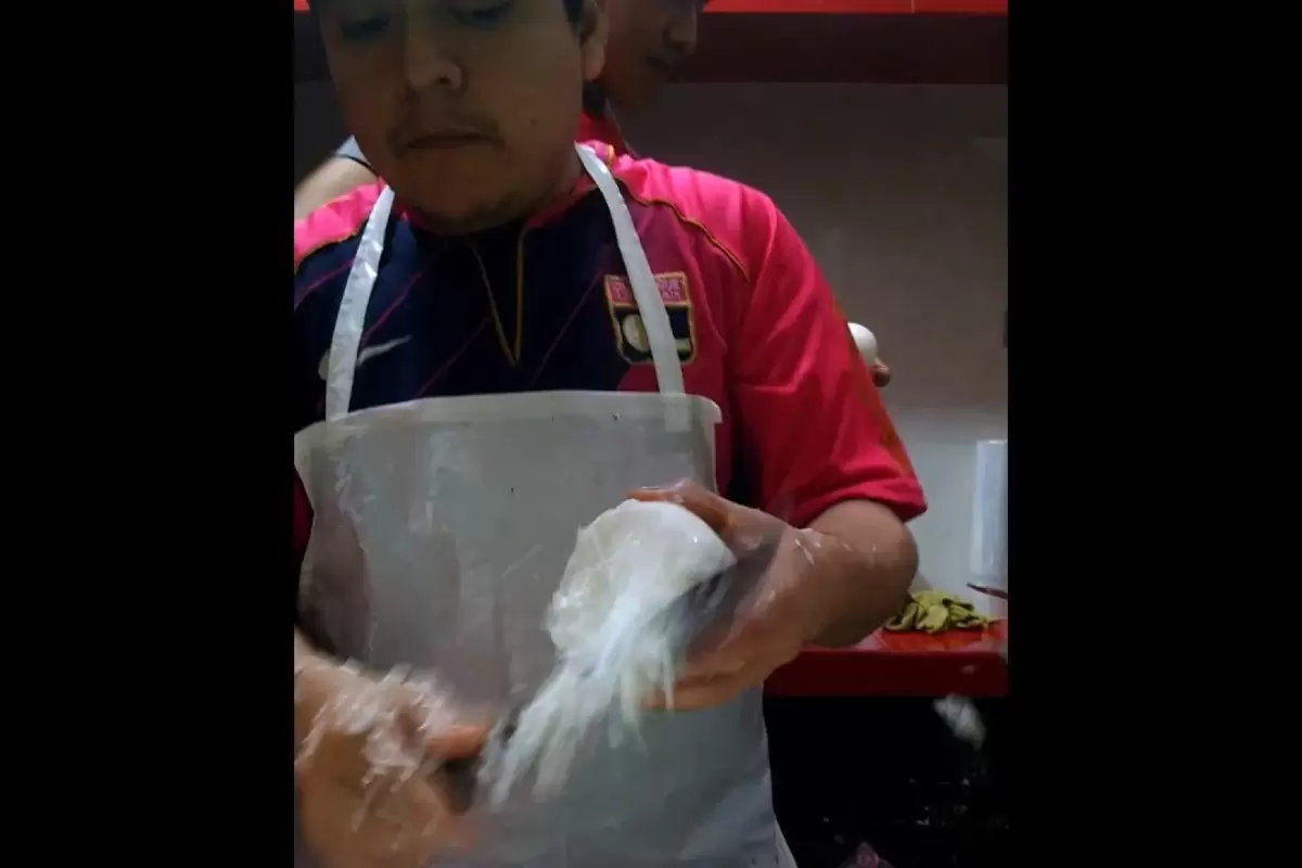 (ویدئو) سرعت این آشپز در برش زدن پیاز شما را حیرت زده می کند!