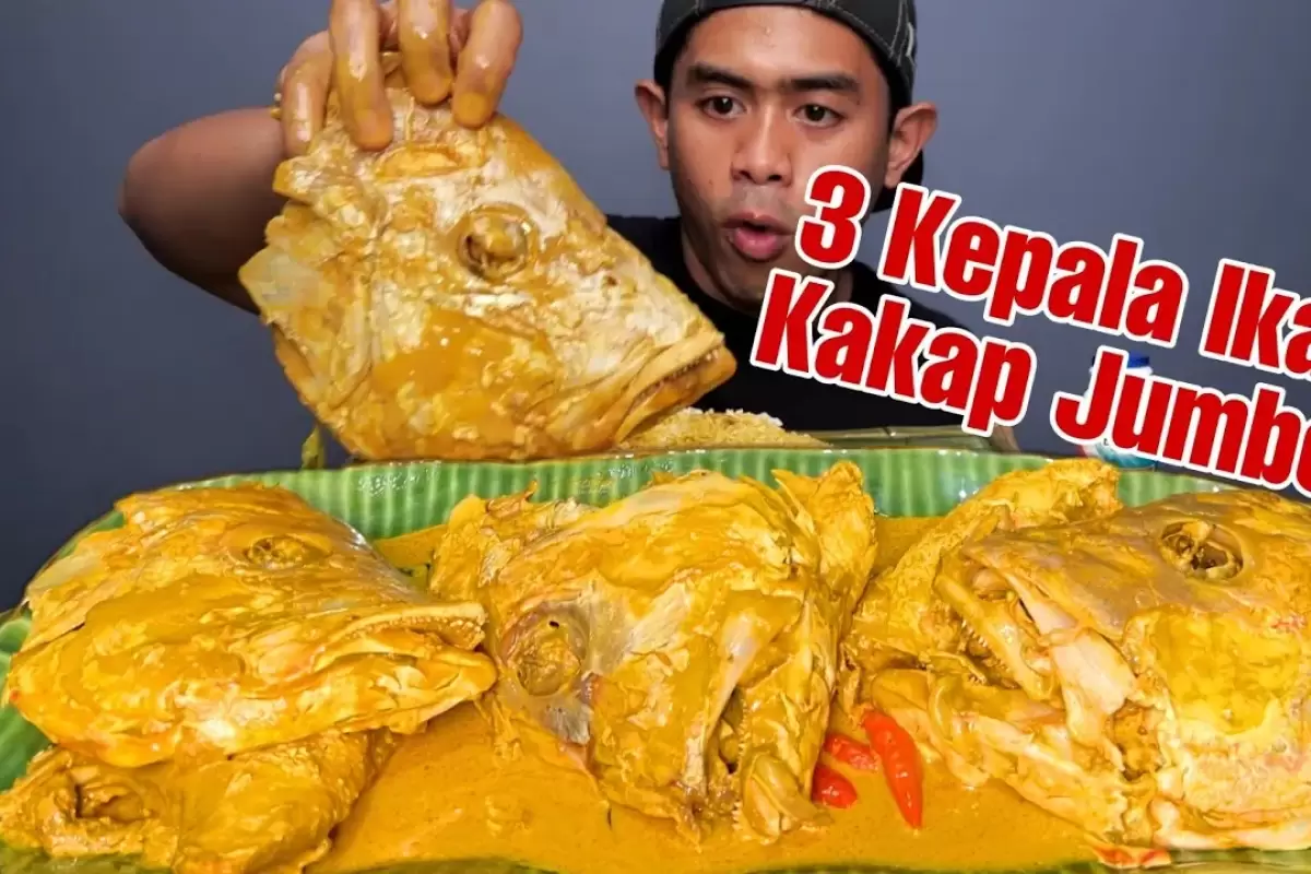 (ویدئو) غذاخوردن با صدا؛ خوردن 2.5 کیلوگرم چلو کله ماهی به سبک جوان مشهور اندونزیایی