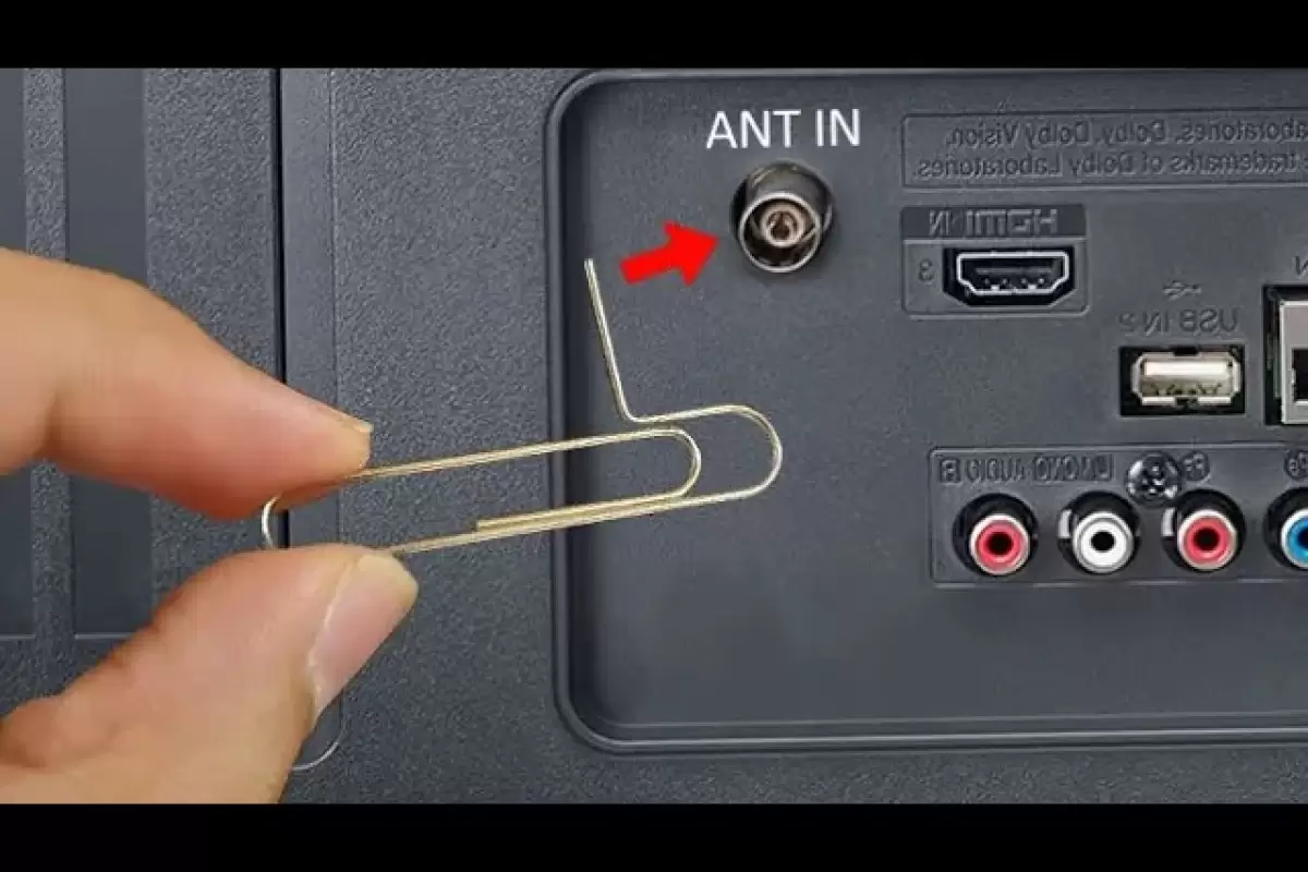 (ویدئو) اگر گیره فلزی را به تلویزیون متصل کنید، چه اتفاقی می افتد؟