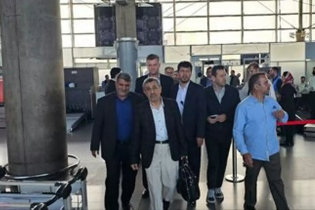 تصویری جالب از احمدی‌نژاد لحظه پس گرفتن پاسپورتش + عکس