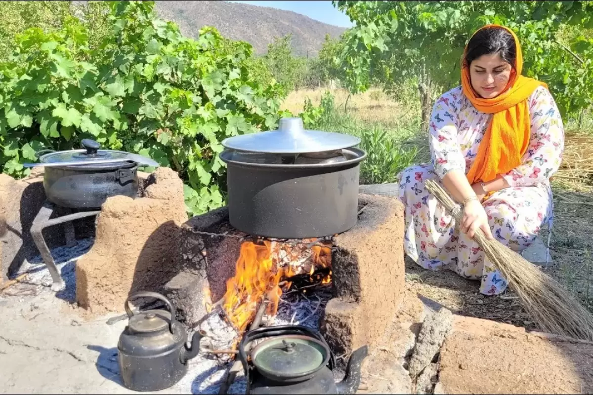 (ویدئو) غذای روستایی؛ پخت گوشت گاو در ظروف شیشه ای توسط دختر جوان کردستانی