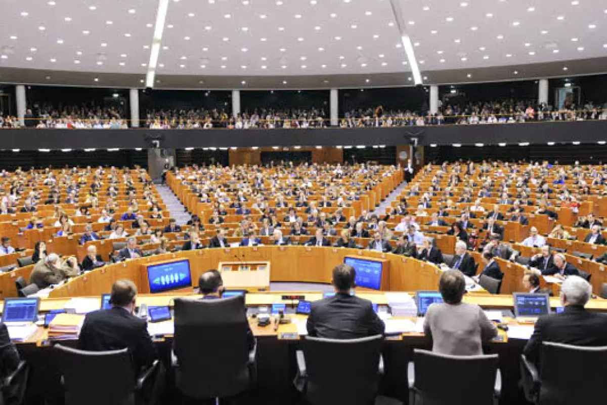 ببینید | چفیه انداختن یک نماینده در پارلمان اروپا در حمایت از غزه