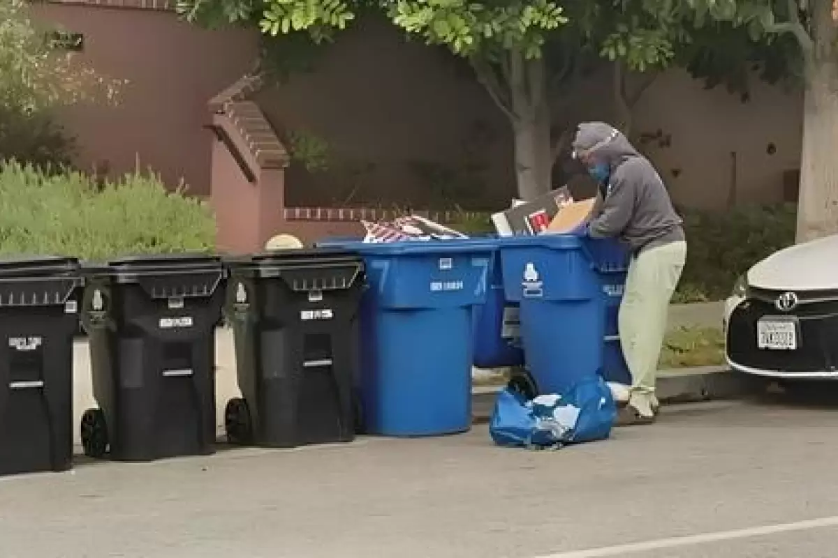 ( ویدیو) زباله گردی با خودرو لاکچری در آمریکا