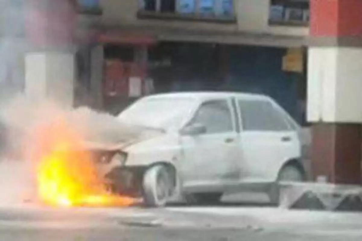 ببینید | اولین تصاویر از آتش‌سوزی هولناک پراید داخل پمپ بنزین در مشهد