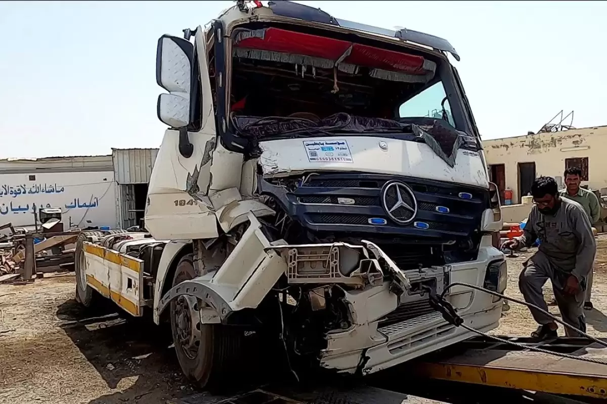 (ویدئو) تعمیر حیرت انگیز کامیون تصادفی مرسدس بنز توسط چند استاد پاکستانی